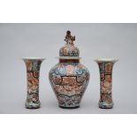 Three piece set in Japanese Imari porcelain (*) (49cm)