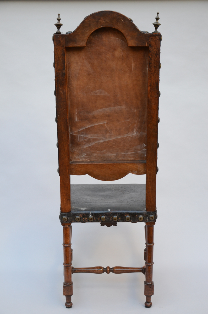 Set of six chairs in walnut covered with leather (*) (129cm) - Image 3 of 3