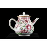 Teapot in Chinese famille rose porcelain 'floral decoration', 18th century (*) (13cm)