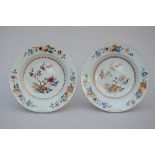 Assembled pair of Chinese platters in famille rose porcelain (26cm)