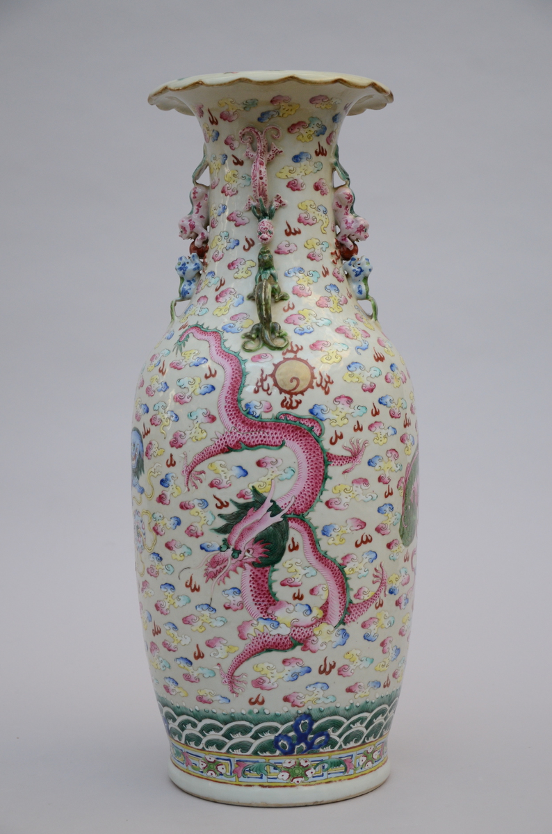 A vase in Canton porcelain 'dragons' (*) (64cm) - Image 2 of 5