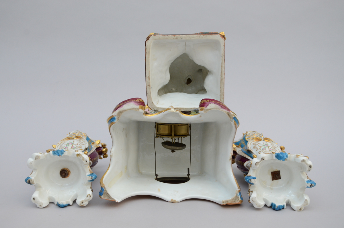 A three-piece porcelain clock set 'lady on a throne' (56cm) - Image 3 of 3