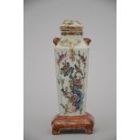 A miniature vase in Chinese porcelain, 18th century (*) (12cm)