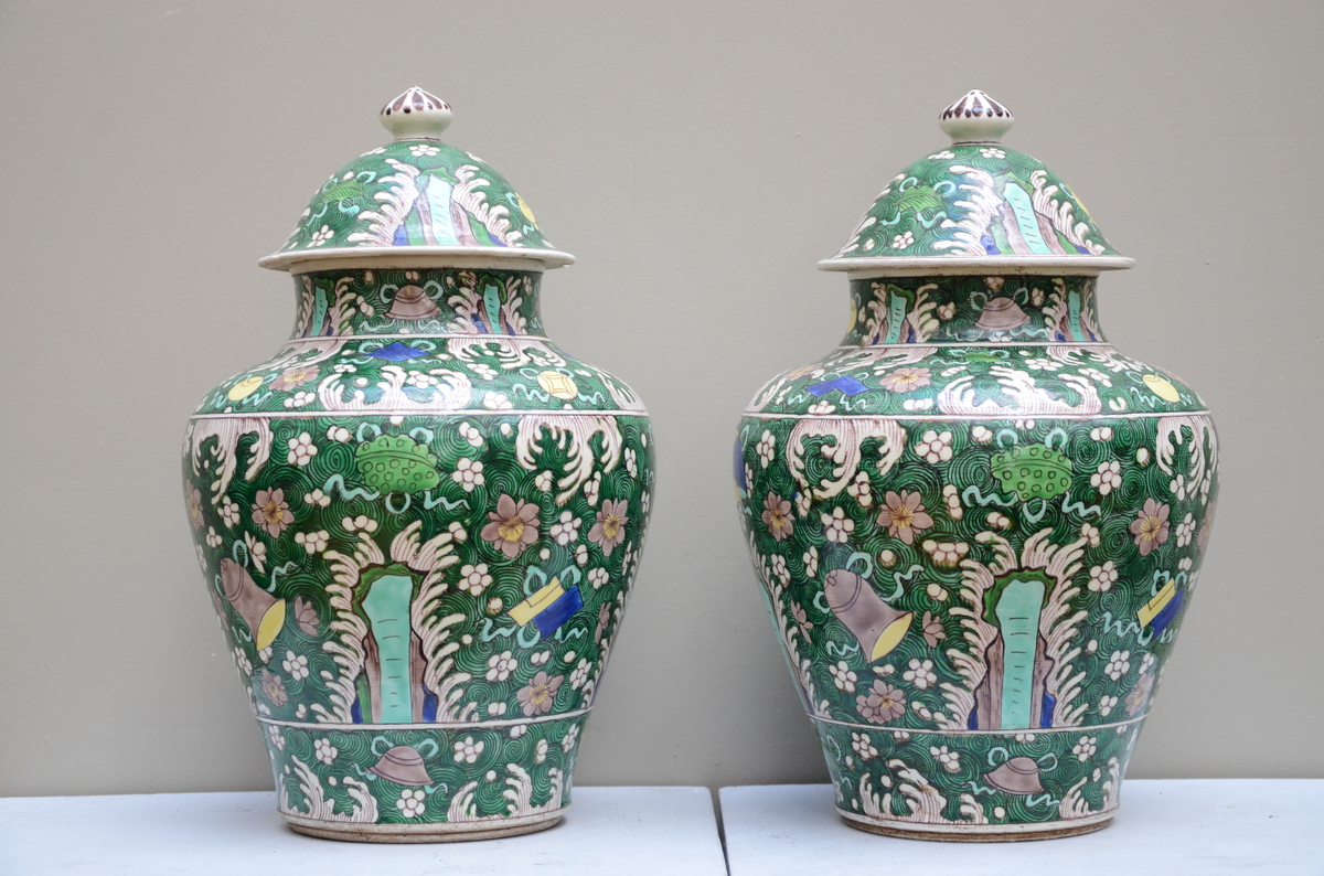 A pair of lidded vases in famille verte porcelain, Samson (*) (37cm) - Image 2 of 4