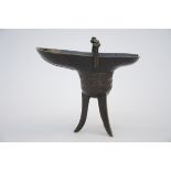 Chinese bronze tripode 'Jue', marked (*) (10x17x15cm)