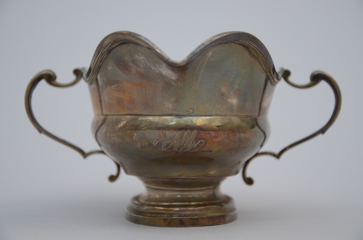 A silver sauce bowl by Verberckt, Antwerp 18th century (16x18x8cm) - Image 2 of 3