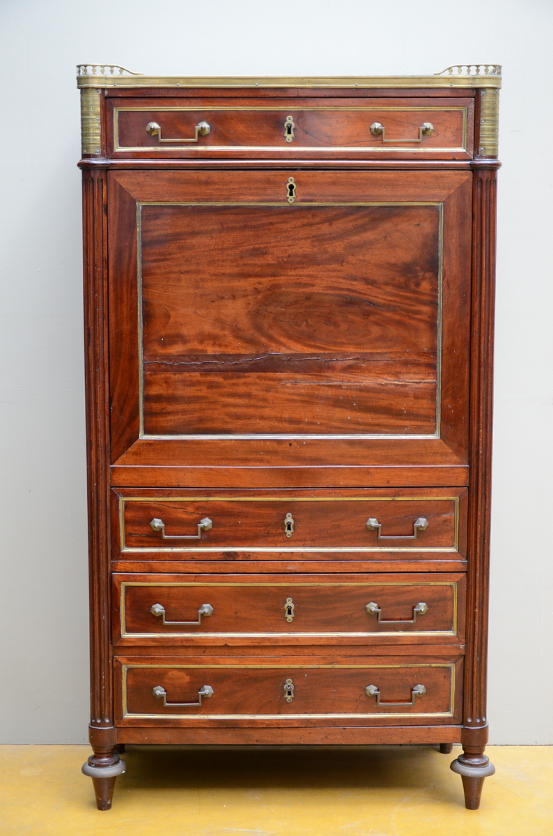 A Louis XVI style escritoire in mahogany (*) (137x75x36cm)