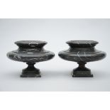 Paire of coupes in black marble (*) (26x18cm)