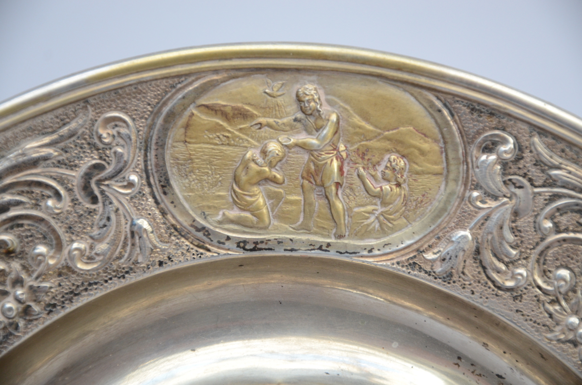 Silver plate with gilt low reliÎfs in Renaissance style, Neurenberg 19th century (26cm) - Image 2 of 4