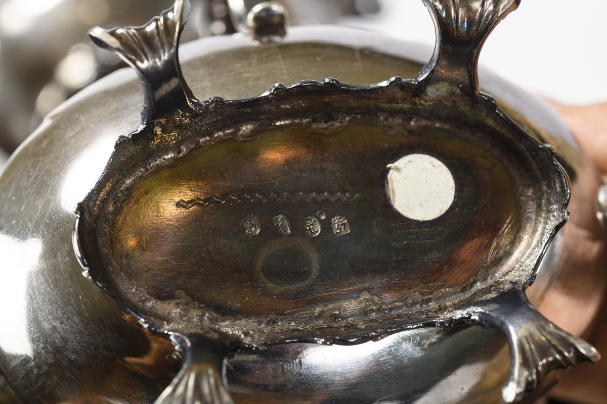 A pair of silver sauce bowls in silver, Mons 18th century (15x20x10cm) - Image 3 of 5