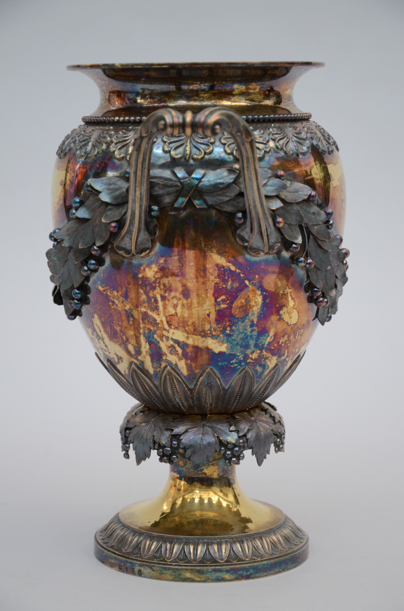 An English gilt silver vase by Benjamin Smith (London), Empire period (31cm) - Image 2 of 4