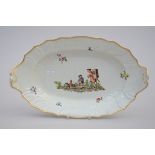 A plate in German porcelain 'commedia del arte', 18th century (*) (37x23cm)