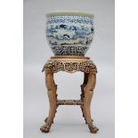 Planter in Chinese blue and white porcelain on a wooden base (36x41cm)