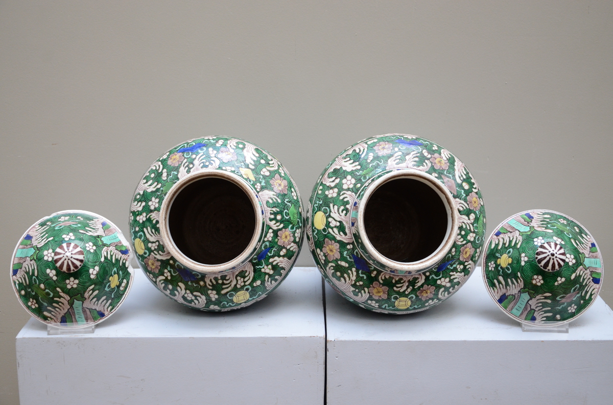 A pair of lidded vases in famille verte porcelain, Samson (*) (37cm) - Image 3 of 4