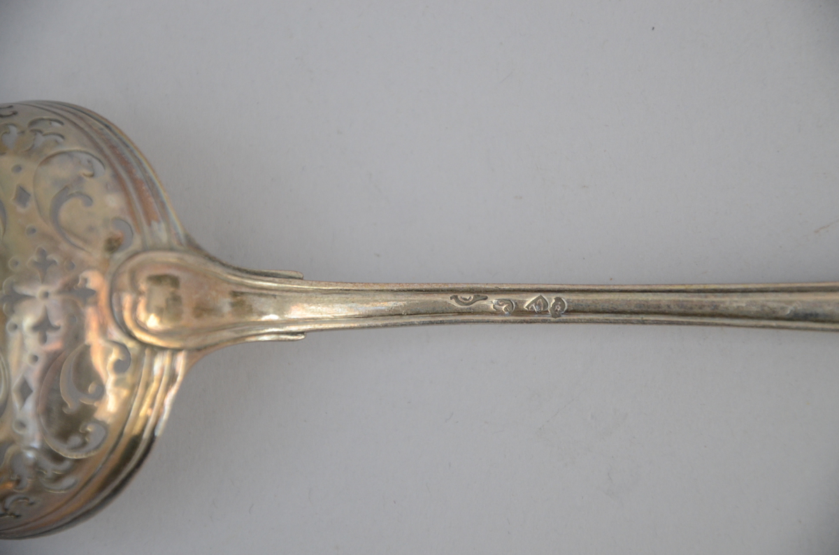 Lot: four silver sugar spoons - Image 6 of 6