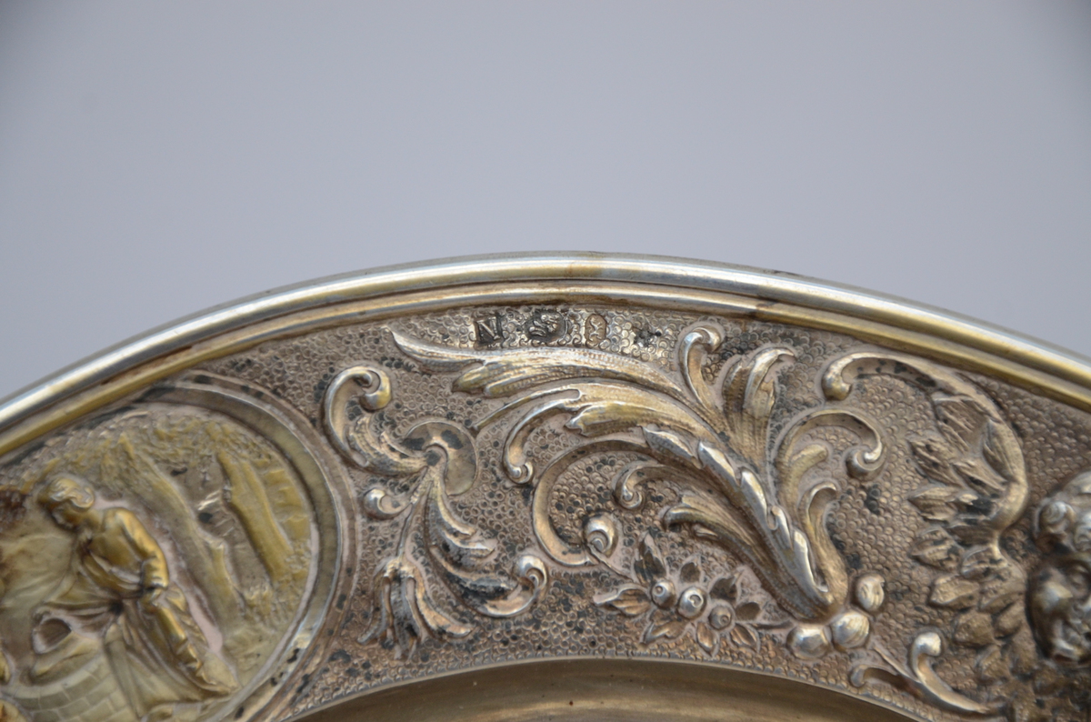 Silver plate with gilt low reliÎfs in Renaissance style, Neurenberg 19th century (26cm) - Image 4 of 4