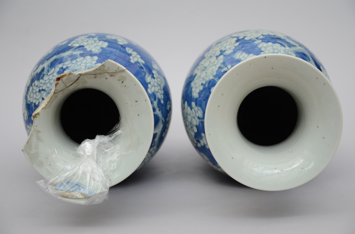 A pair of Chinese vases in blue and white porcelain 'prunus blossoms' (*) (59cm) - Image 4 of 4