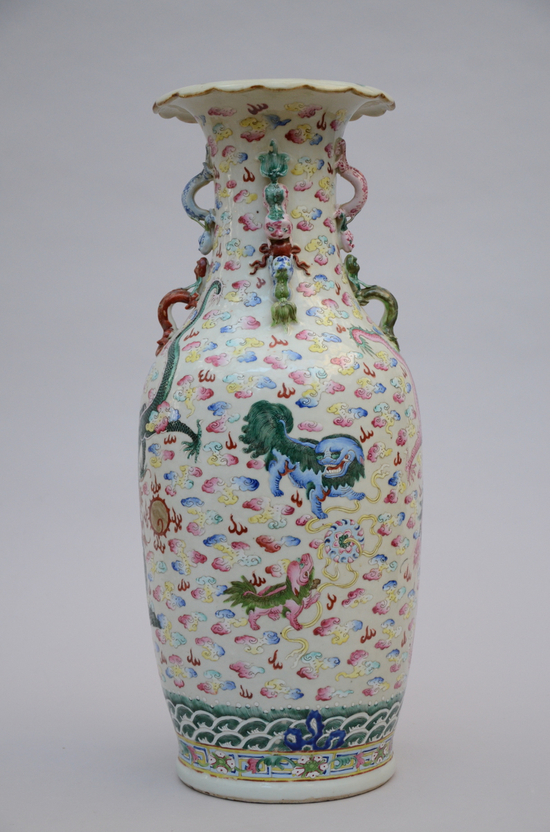 A vase in Canton porcelain 'dragons' (*) (64cm) - Image 3 of 5