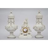 Lot: Empire clock in biscuit (mechanism is missing) + a pair of biscuit vases (*) (13x26x40cm)