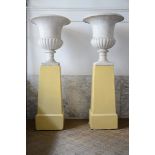 A pair of large marble Medici vases on a wooden base (60x70cm)