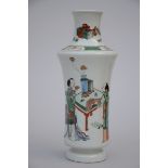 A vase in Chinese famille verte porcelain 'musicians' (*) (25cm)