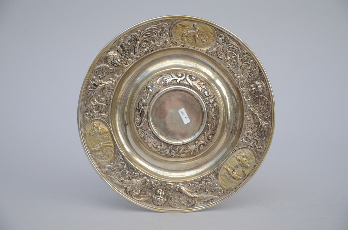 Silver plate with gilt low reliÎfs in Renaissance style, Neurenberg 19th century (26cm)