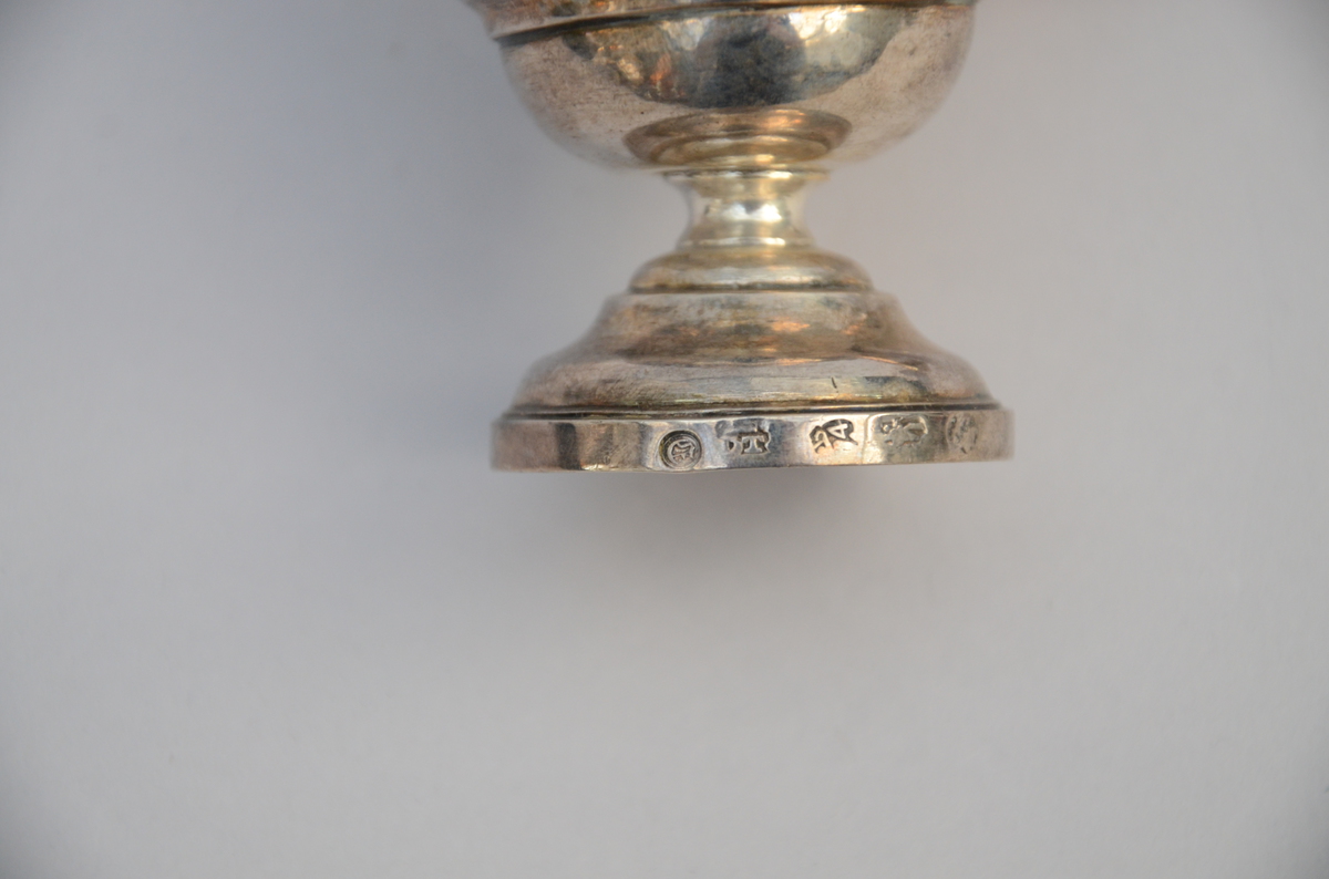 A pair of silver sugar shakers by Dethieu Petrus, Bruges 18th century (12cm) - Image 3 of 4
