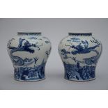 A pair of blue and white vases in Chinese porcelain 'dragons' (20cm)