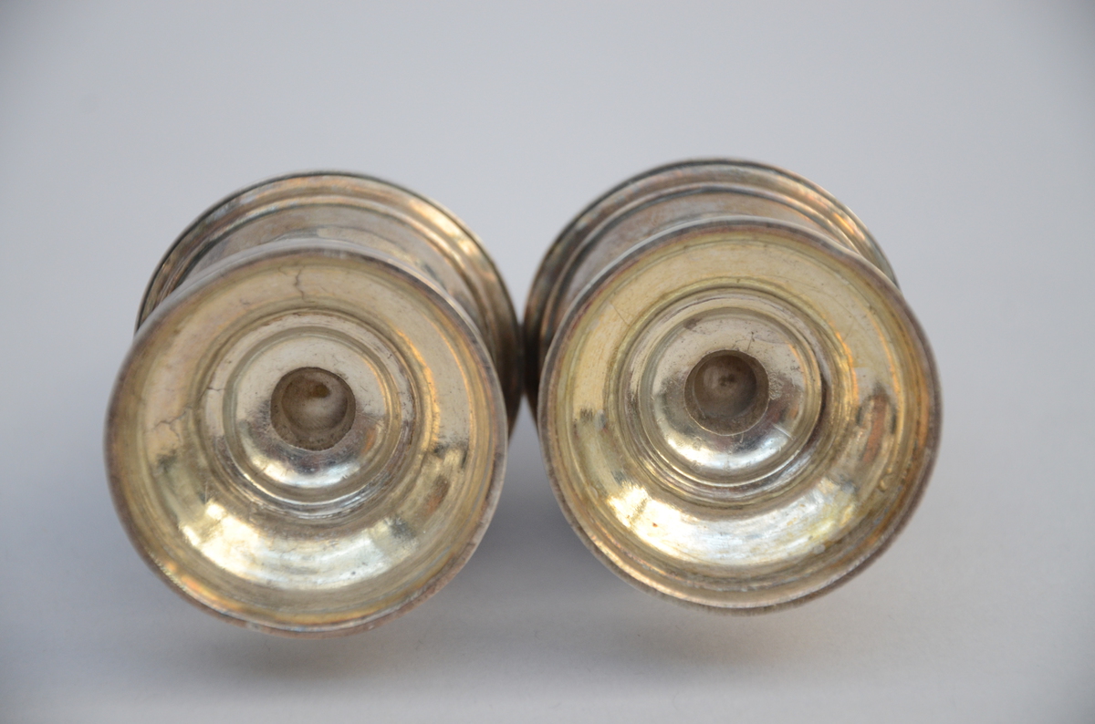 A pair of silver sugar shakers by Dethieu Petrus, Bruges 18th century (12cm) - Image 2 of 4