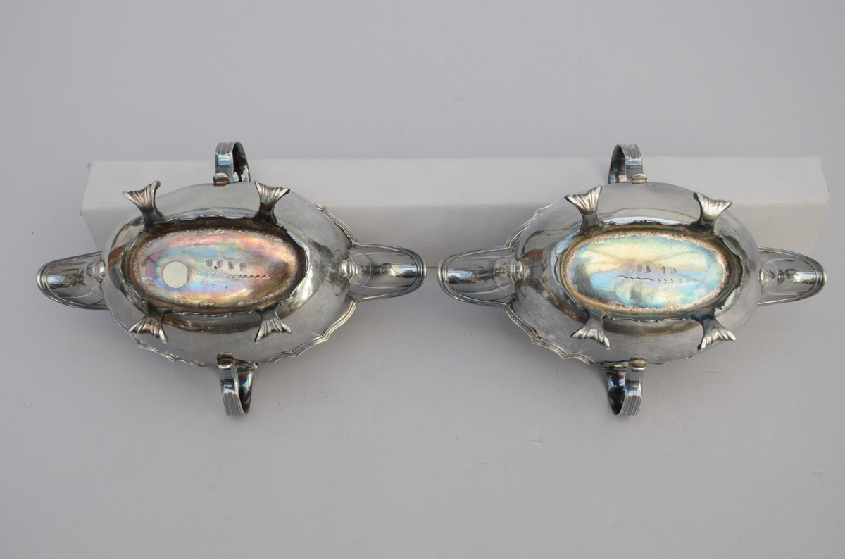 A pair of silver sauce bowls in silver, Mons 18th century (15x20x10cm) - Image 4 of 5