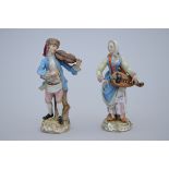 Lot: a pair of porcelain figures 'musicians' + two porcelain figures (*) (11cm)