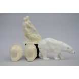 Lot: polar bear, skaters and 2 peacocks in white crackleware (*) (24cm)