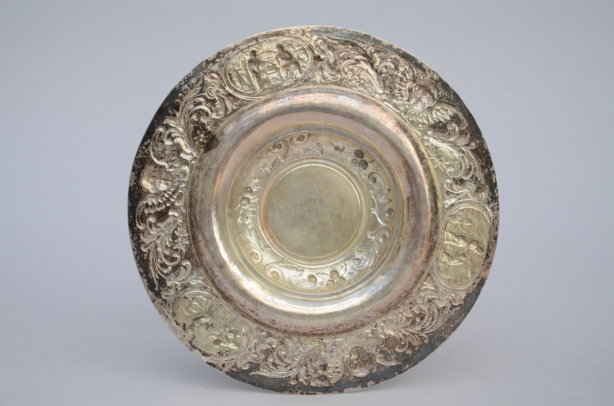 Silver plate with gilt low reliÎfs in Renaissance style, Neurenberg 19th century (26cm) - Image 3 of 4