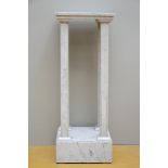 A stand in white marble (37x41x108cm)