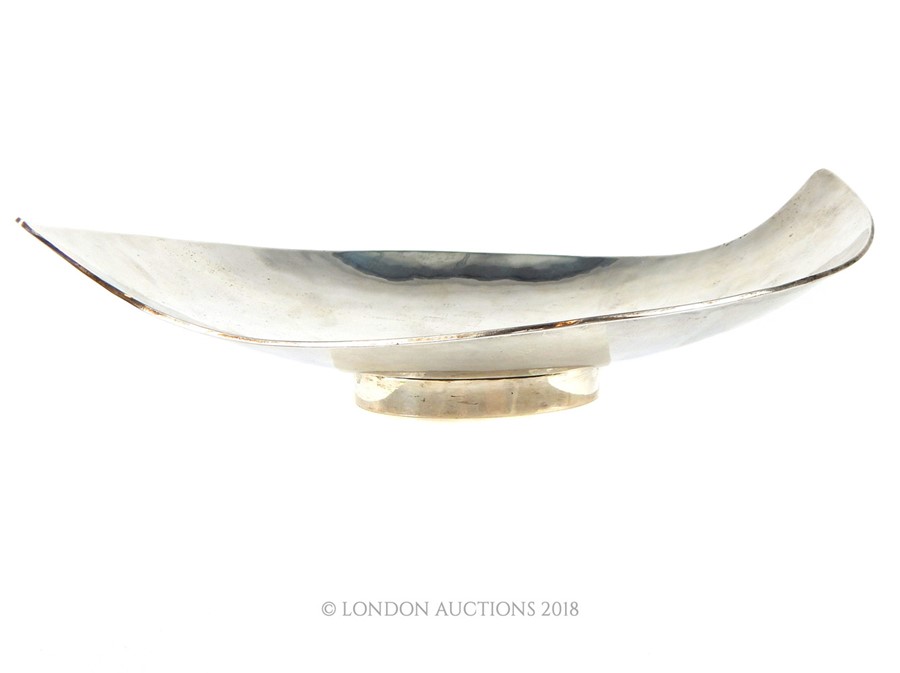 Contemporary leaf shaped white metal dish marked 925 - Image 2 of 4