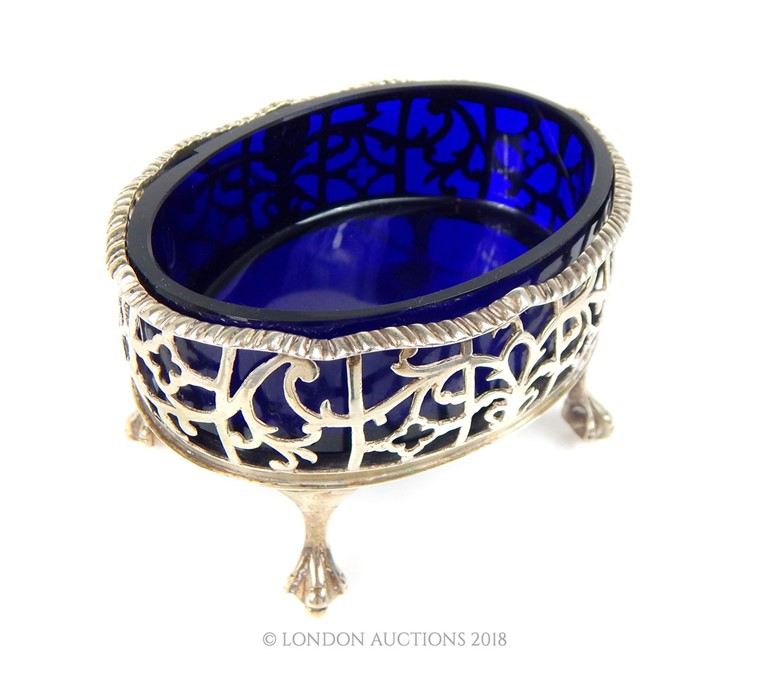 An Edwardian Sterling Silver Salt Cellar in 18th Century Style. - Image 2 of 3
