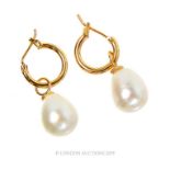 A Pair Pearl Earrings.