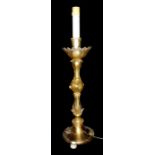 A LARGE VENETIAN DESIGN GOLD COLOURED GLASS LAMP.