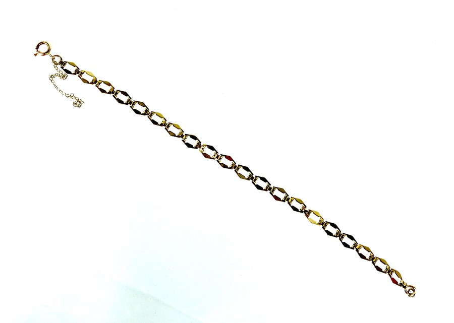 A 9 Carat Gold Chain Link Bracelet.