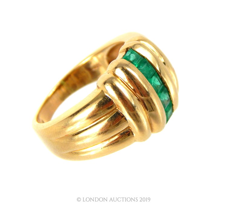 A 14 Carat Gold Art Deco Design Emerald Ring. - Image 3 of 4