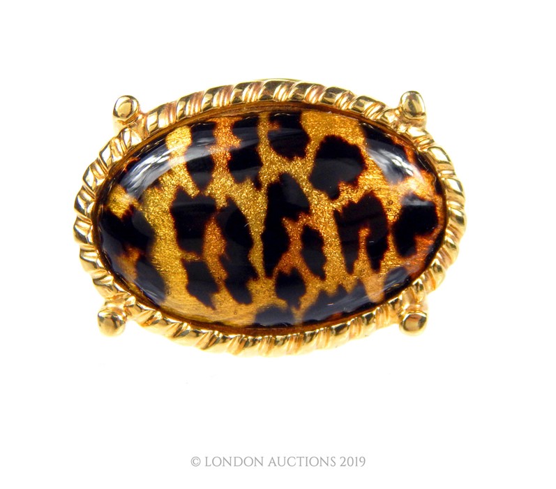 A 9 Carat Enamel Leopard Design Ring. - Image 2 of 4