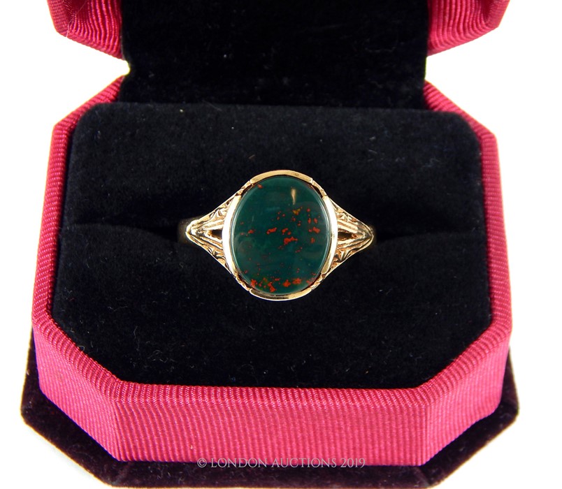 A Vintage 9 Carat Gold Mens Blood Stone Ring. - Image 4 of 4