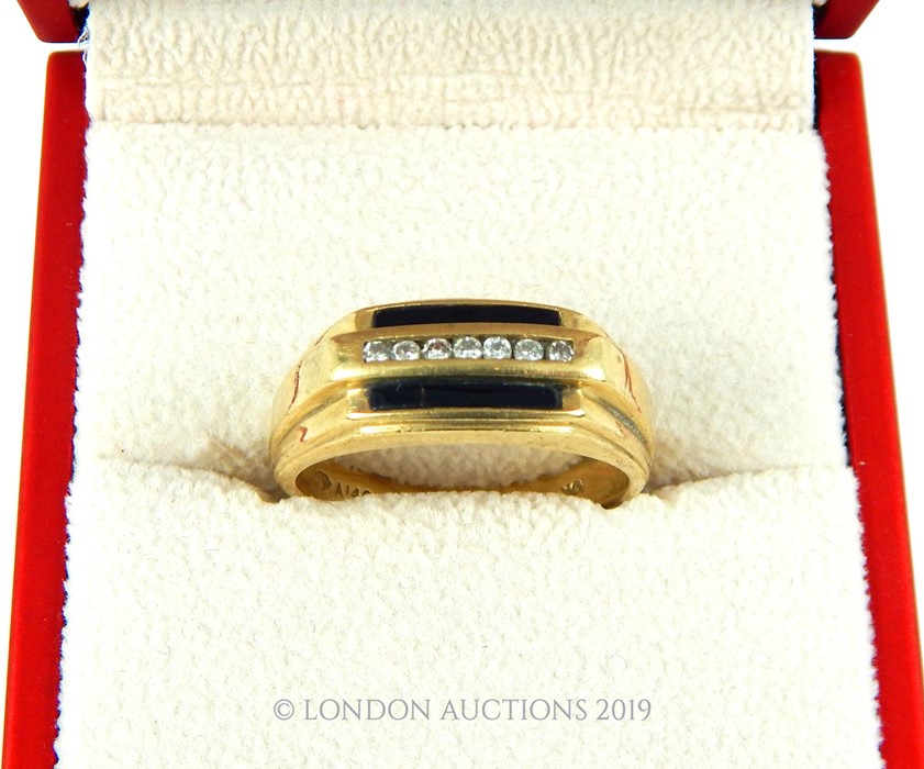 A Mens 10 Carat Gold Ring. - Image 4 of 4