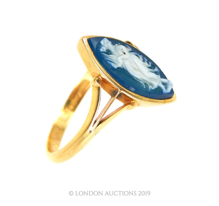 A Vintage 18 Carat Gold Blue Cameo Of Greek Goddess Ring. - Image 3 of 4