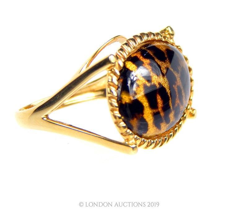 A 9 Carat Enamel Leopard Design Ring. - Image 3 of 4