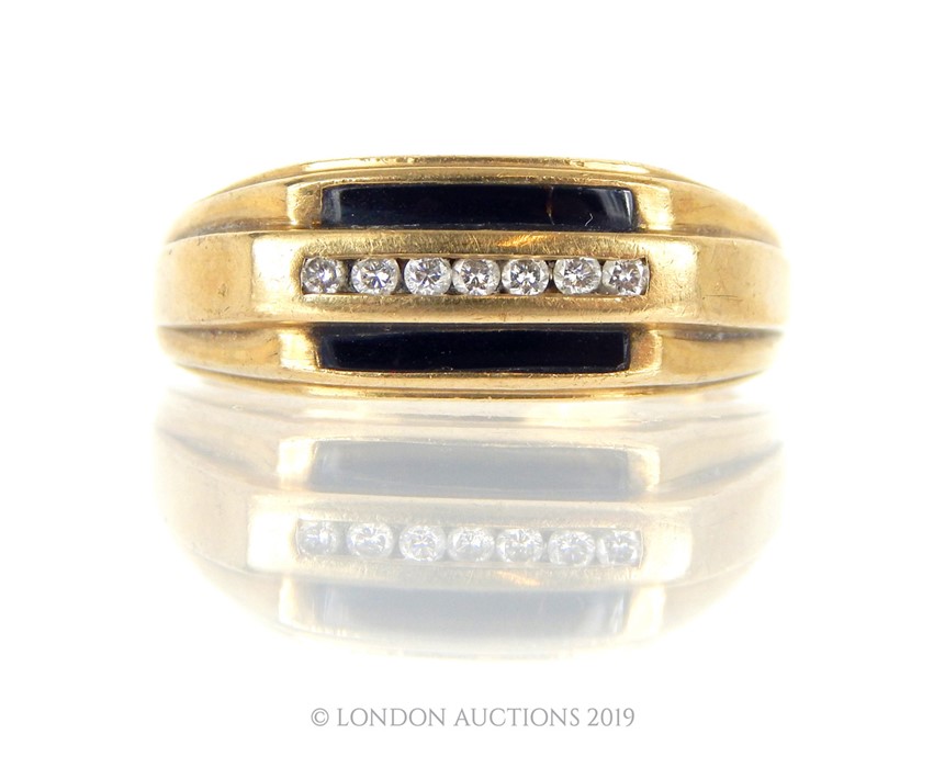 A Mens 10 Carat Gold Ring. - Image 2 of 4