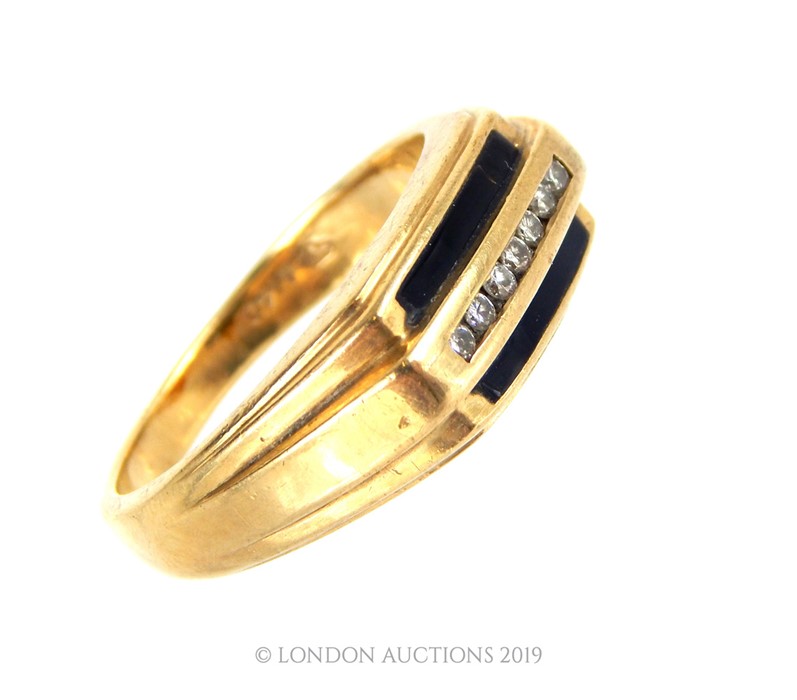 A Mens 10 Carat Gold Ring. - Image 3 of 4