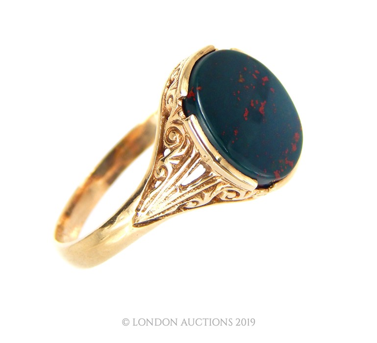 A Vintage 9 Carat Gold Mens Blood Stone Ring. - Image 3 of 4