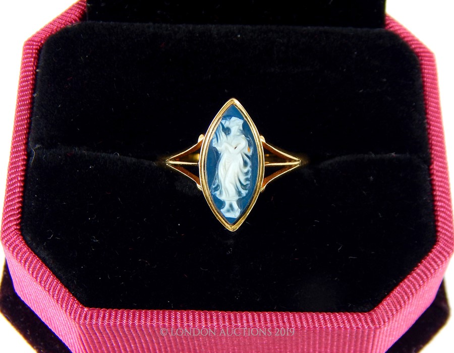 A Vintage 18 Carat Gold Blue Cameo Of Greek Goddess Ring. - Image 4 of 4