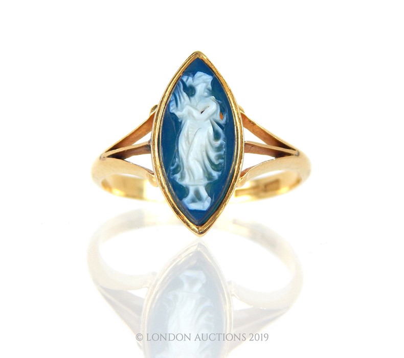 A Vintage 18 Carat Gold Blue Cameo Of Greek Goddess Ring. - Image 2 of 4